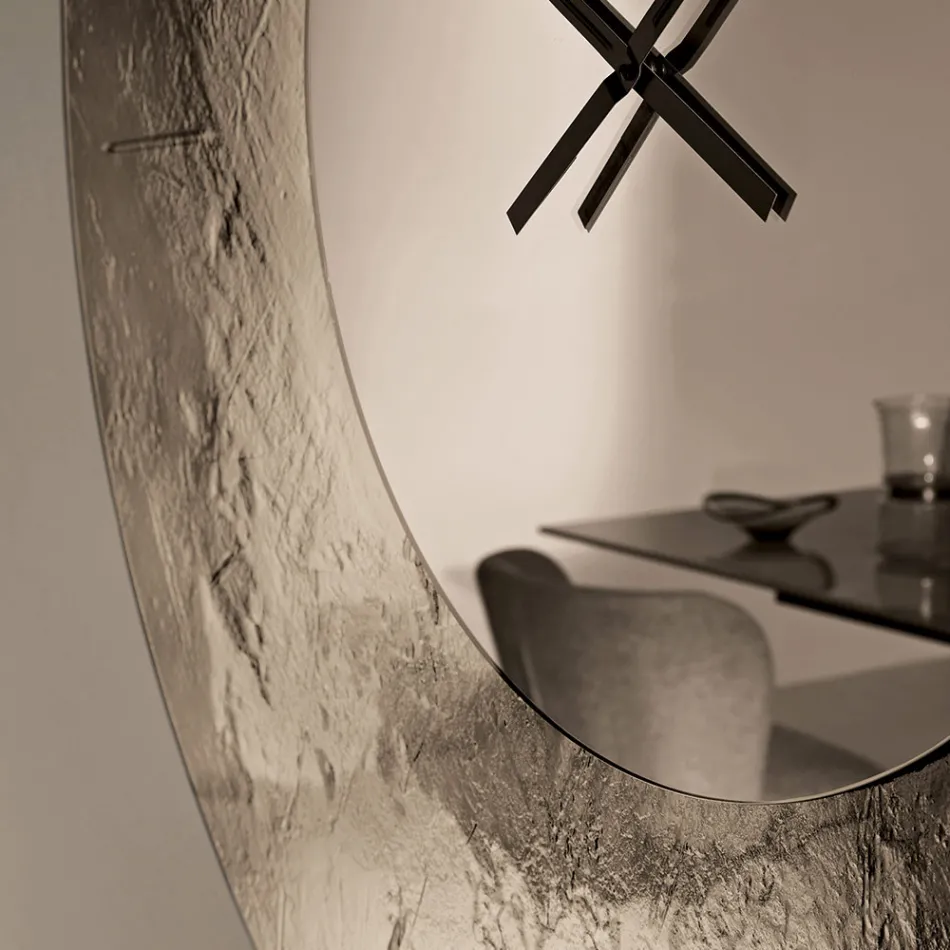 Cinzia - Wandklok van gehamerd, verzilverd glas, gemaakt in Italië Viadurini