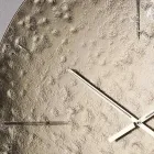 Golvende wandklok van gesmolten glas met messing wijzers - Radia Viadurini