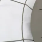 Adalgiso moderne wandklok van gekleurd staal, gemaakt in Italië. Viadurini