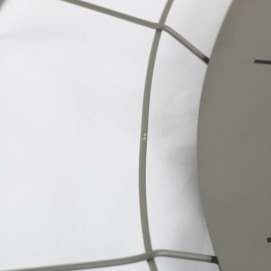 Adalgiso moderne wandklok van gekleurd staal, gemaakt in Italië. Viadurini