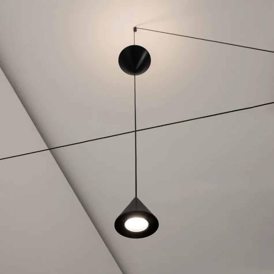 Vloerlamp in zwart aluminium en minimalistisch design met dubbele kegel - Mercado Viadurini