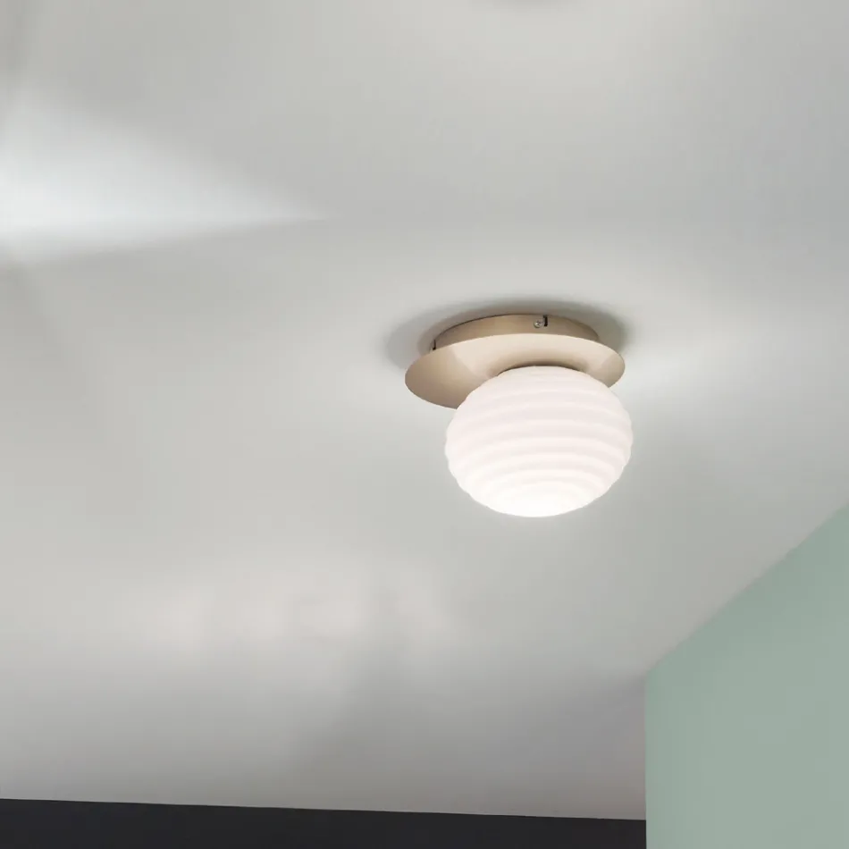 Wandlamp van geblazen glas met metalen structuur - Swallow Viadurini