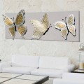 Modern beeld met drie in reliëf gemaakte vlinders die door hand Stephen worden verfraaid