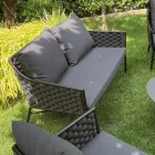 Woonkamer bestaande uit een bank, fauteuils en 2 aluminium salontafels - Yuma Viadurini