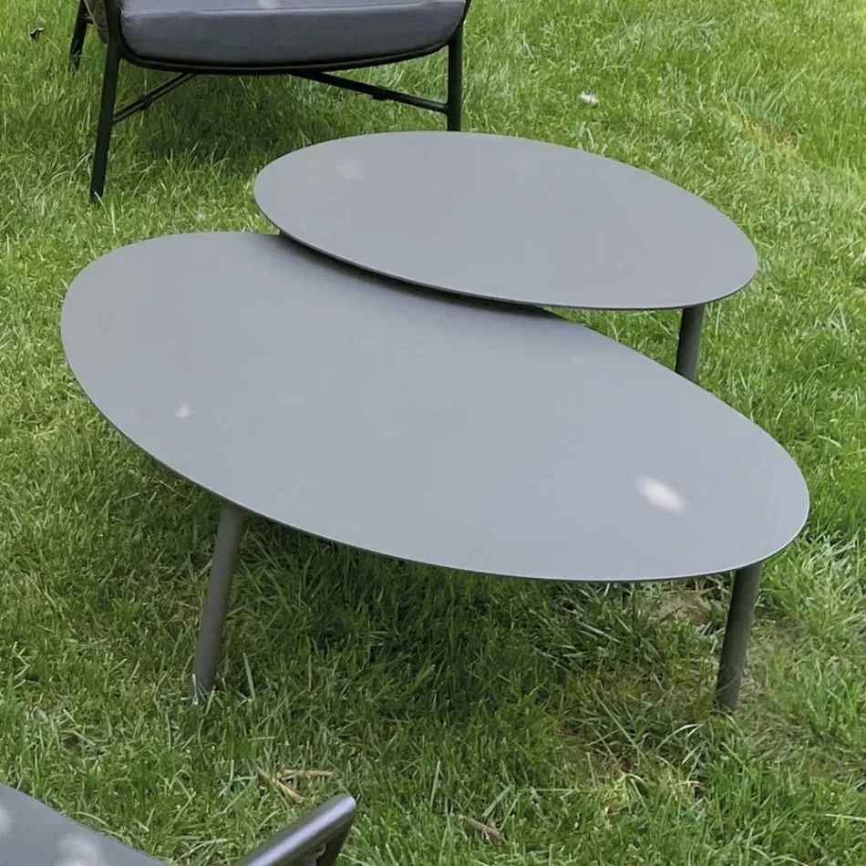 Woonkamer bestaande uit een bank, fauteuils en 2 aluminium salontafels - Yuma Viadurini