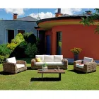 Rotan tuinlounge met houten salontafel en kussens - Hugues Viadurini