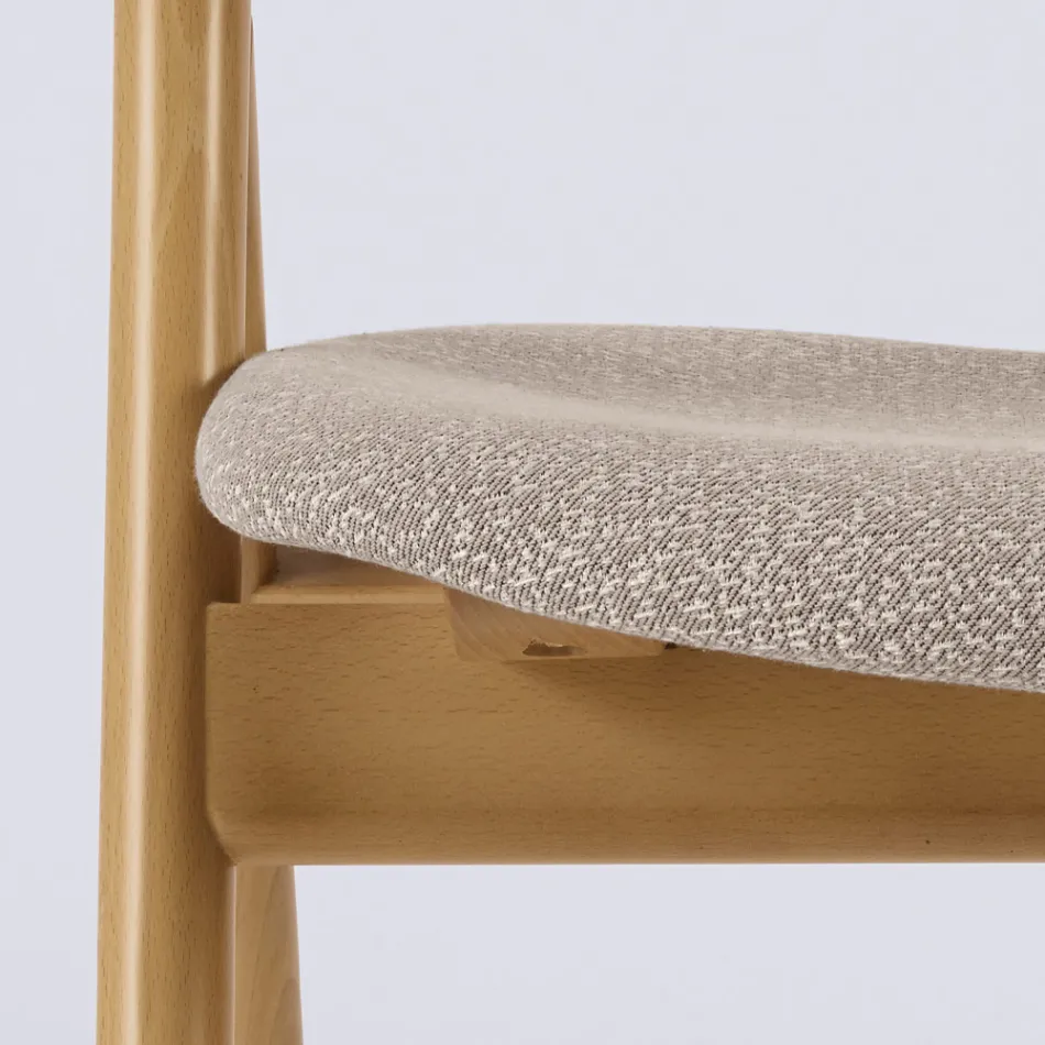 Moderne woonkamerstoel in verschillende stoffen met houten kuip - Wolter Viadurini