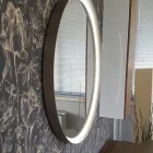 Ronde wandspiegel met metalen frame verschillende kleuren en led-verlichting - Renga Viadurini