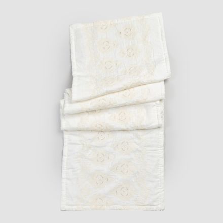 Rechthoekig badkamertapijt van natuurlijk wit linnen met gotisch borduurwerk - Muriel Viadurini