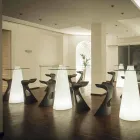 Slide Peak hoge tafel (H120) polyethyleen en glas gemaakt in Italië Viadurini