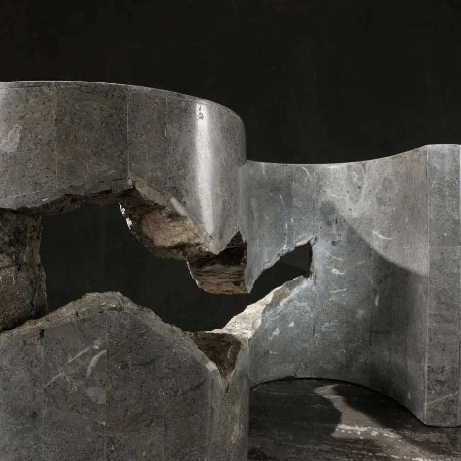 Salontafel van gehard glas met voet van fossiele steen - Jordan Viadurini