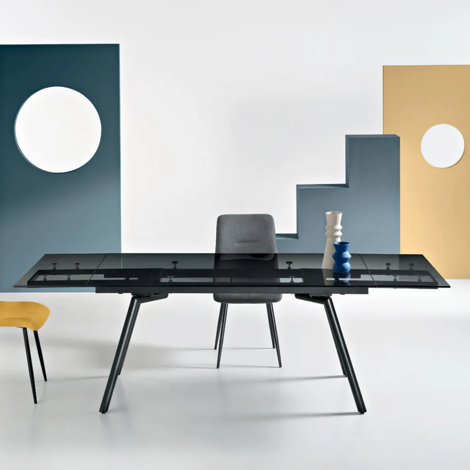 Uitschuifbare tafel 160/240x91 cm in rookglas met zwarte metalen voet - Kolom Viadurini