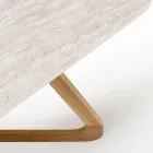 Tafel met houten onderstel en licht travertin keramiek blad - Infinity Viadurini