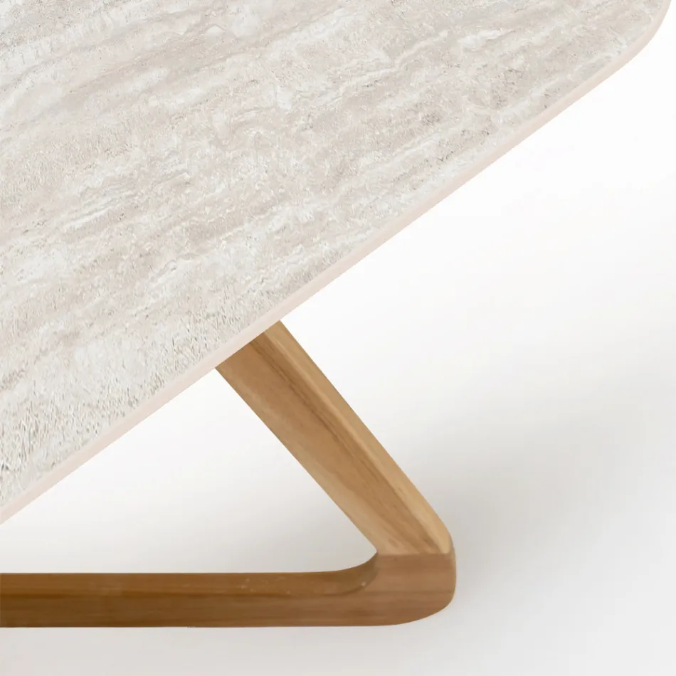 Tafel met houten onderstel en licht travertin keramiek blad - Infinity Viadurini