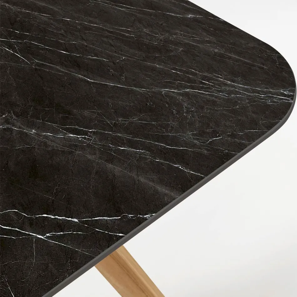 Buitentafel met houten onderstel en zwart Marquinia keramiek blad - Infinity Viadurini
