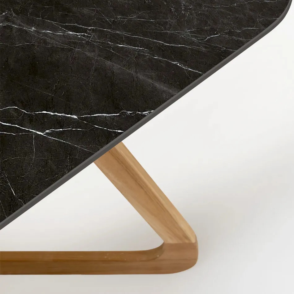 Buitentafel met houten onderstel en zwart Marquinia keramiek blad - Infinity Viadurini