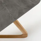 Buitentafel met houten onderstel en grijs stenen keramiek blad - Infinity Viadurini
