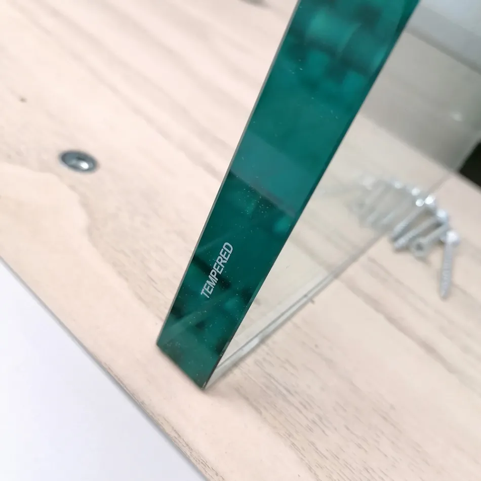 Moderne eettafel van gefineerd hout en glas, gemaakt in Italië - Strappo Viadurini