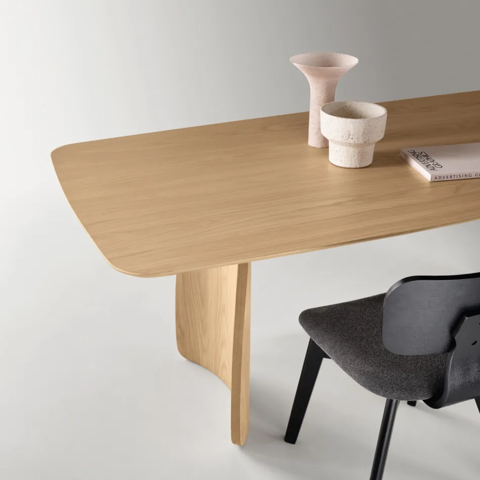 Tafel met houtlook en gebogen poten, verkrijgbaar in twee maten en diverse afwerkingen - Argo Viadurini