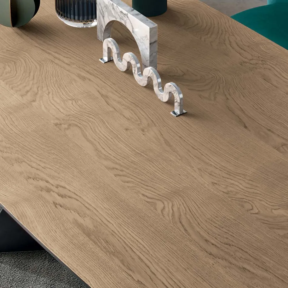 Vaste tafel van eikenfineer met een gelakte metalen voet - Milo Viadurini