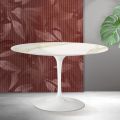 Saarinen Tulip ronde tafel H 74 cm in Florim Calacatta Gold mat keramiek - Scharlakenrood