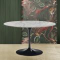 Eero Saarinen Tulip Tafel H 74 met Rond Blad in Carrara Statuarietto Marmer - Scarlet