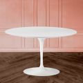 Eero Saarinen Tulp Tafel H 74 met MDF Wit Vloeibaar Laminaat Bovenblad - Scarlet