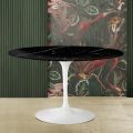 Tulip Tafel Saarinen H 74 met Rond Bovenblad in Zwart Marquinia Marmer Made in Italy - Scarlet
