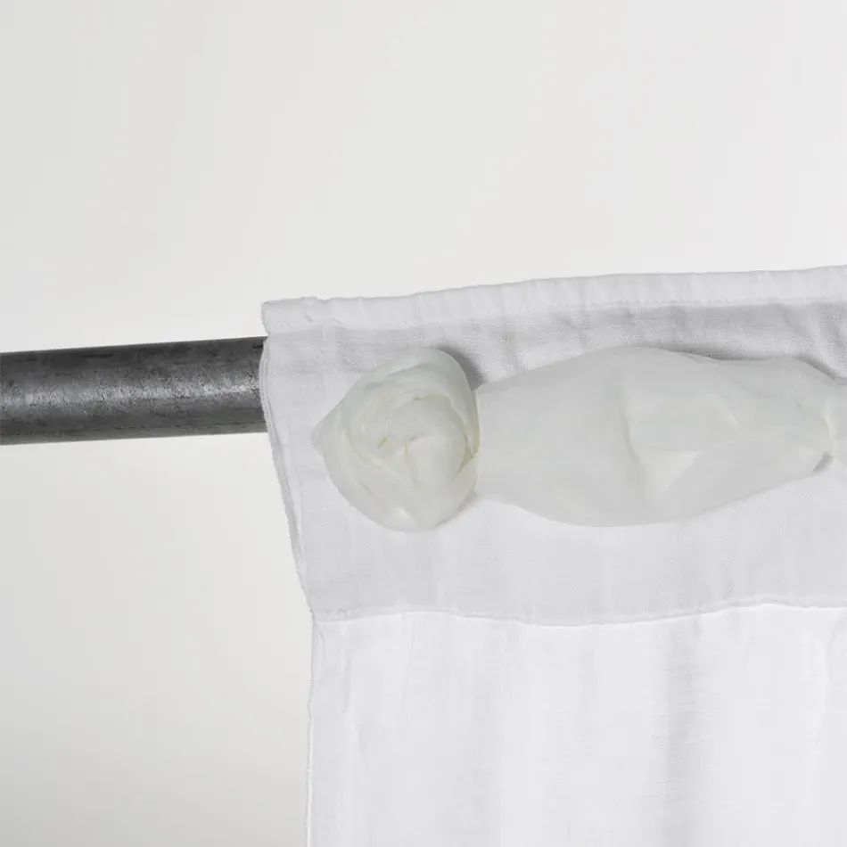 Wit linnen gordijn met organza en shabby design borduurwerk gemaakt in Italië - Marpessa Viadurini