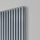 Hydraulische radiator met horizontale collectoren en verticale buizen - Colomba Viadurini