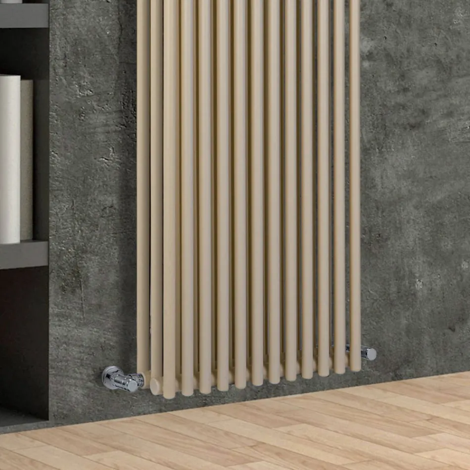 Hydraulische radiator met drievoudige sectie van verticale elementen - Cantucci Viadurini