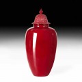 Rood gelakte keramische vaas met handgemaakte decoratie in Italië - Verio