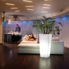 Hoge binnenvaas in wit polyethyleen gemaakt in Italië - Devid Viadurini