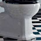 Op de vloer gemonteerd toilet met keramische cassette en zwarte stoel in Italië - Marwa Viadurini