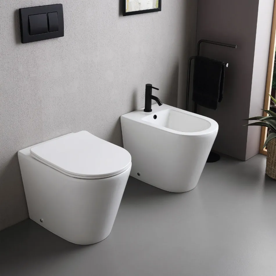 Vrijstaand toilet met slanke softclose-zitting in wit keramiek - Salice Viadurini