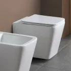Vrijstaand toilet met softclose keramische zitting en modern design - Giunco Viadurini