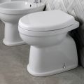 Vrijstaand keramisch toilet met polyester zitting en klassiek design - Silica