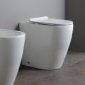 Oleander keramisch toilet met uitschuifbare spoelfunctie en softclose toiletbril.