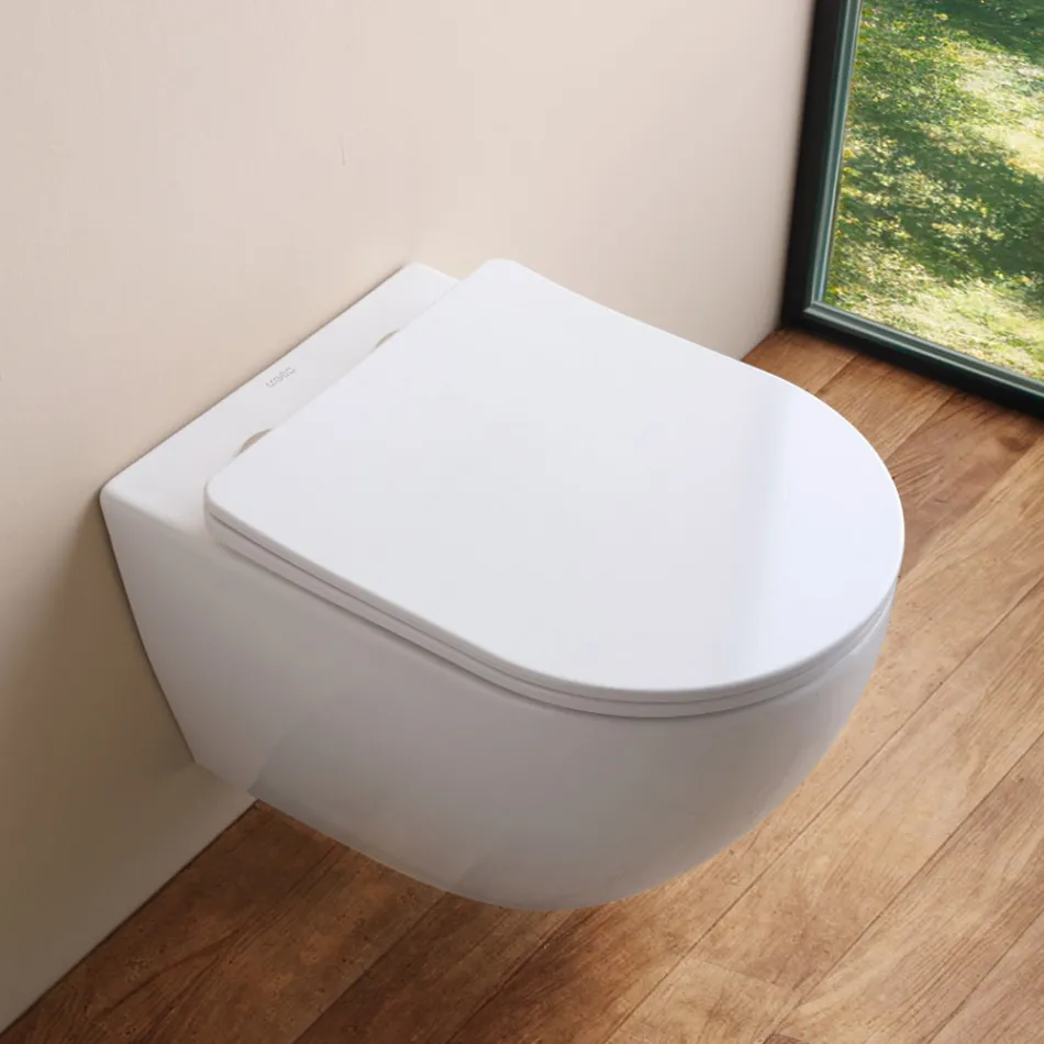 Wandgemonteerd randloos toilet met soft-close keramische zitting - Juniper   Viadurini