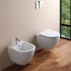 Wandgemonteerd randloos toilet met soft-close keramische zitting - Juniper   Viadurini