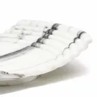 Gebogen decoratief dienblad in Arabescato marmer gemaakt in Italië - Clifton Viadurini