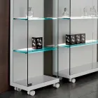 Wandvitrine in glas en wit hout, wielen en verlichte planken - Armilla Viadurini