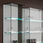 Wandvitrine in glas en wit hout, wielen en verlichte planken - Armilla Viadurini