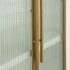 Houten vitrinekast met bovenblad en afgeronde inzetstukken met 2 deuren en 2 lades - Rachel Viadurini