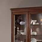 Houten vitrinekast in gepatineerde walnootafwerking met leliedecoratie Made in Italy - Dames Viadurini